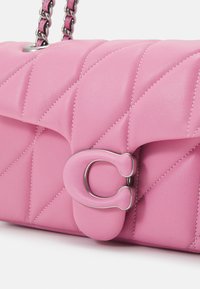 COACH QUILTED COVERED TABBY WITH CHAIN - Torbica - vivid pink
