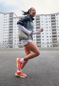 Brooks HYPERION TEMPO - Hardloopschoenen voor op de weg - hot coral flan fusion coral