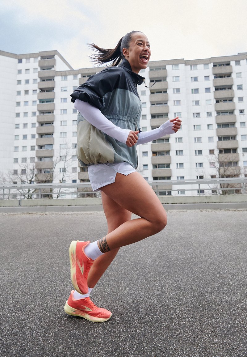 Brooks HYPERION TEMPO - Hardloopschoenen voor op de weg - hot coral flan fusion coral