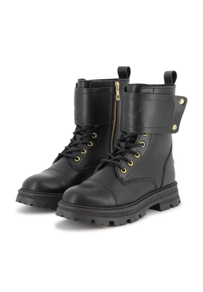Bottes de combat en cuir noir avec une semelle épaisse, œillets dorés, fermeture éclair sur le côté, cheville rembourrée et une sangle ajustable avec fermeture à pression.