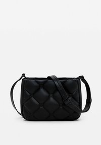 Borsa a tracolla nera in pelle con texture trapuntata, dotata di una tracolla staccabile e dettagli con bottoni. Forma rettangolare compatta.