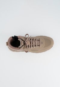 Baskets de sport beige avec un col tricoté, un design à lacets, une tige perforée et une semelle en caoutchouc. Présente un logo et une fermeture à réglage par molette.