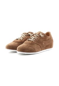 Sneakers in suede marrone con punta arrotondata, design con lacci, suola in gomma bianca e dettagli di cucitura discreti sui lati.