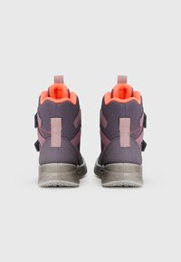 Une paire de bottes d'hiver pour enfants violettes avec des cols rembourrés orange vif, des tirants gris et des semelles texturées grises, vues de l'arrière.
