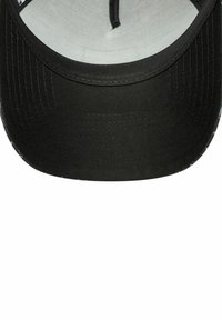 Schwarze Baseballmütze mit strukturiertem Design und gebogenem Schirm. Das Innere ist mit hellgrauem Stoff ausgekleidet, der eine glatte Textur aufweist.