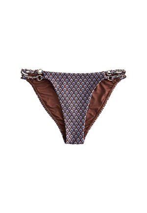 Brauner Bikini-Slip mit Rautenmuster vorne, doppelt geflochtenen Seitenbändern und goldenen Ringdetails auf weißem Hintergrund.