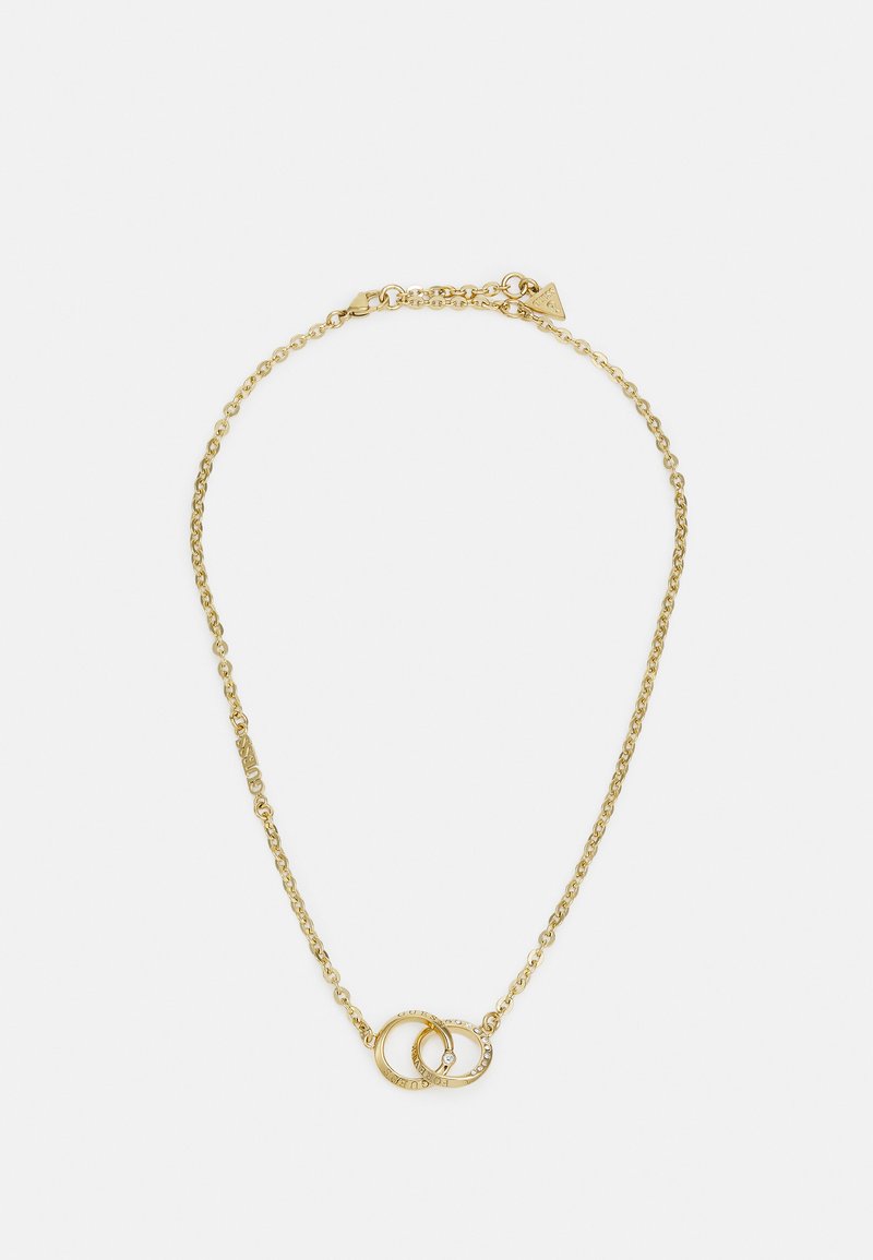 Collana in oro con catena decorata da due anelli intrecciati, uno dei quali è impreziosito da piccole pietre trasparenti, con un design a maglia texturizzata.