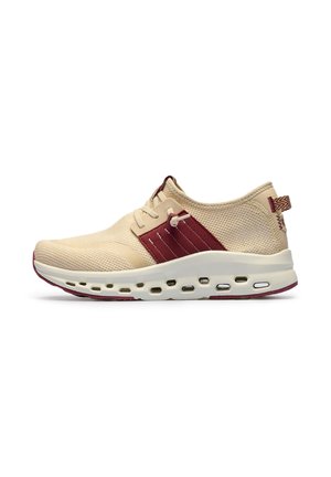 Zapatilla deportiva de malla beige con acentos burdeos, suela acolchada blanca con orificios de ventilación y lengüeta de tirón en el talón.