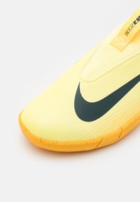 Nike Performance JR ZOOM 10 ACAD IC UNISEX - Scarpe da calcio indoor - light laser orange/armory navy