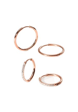 Vier Creolen aus Roségold, zwei schlicht und zwei mit kleinen klaren Edelsteinen verziert, auf weißem Hintergrund präsentiert.