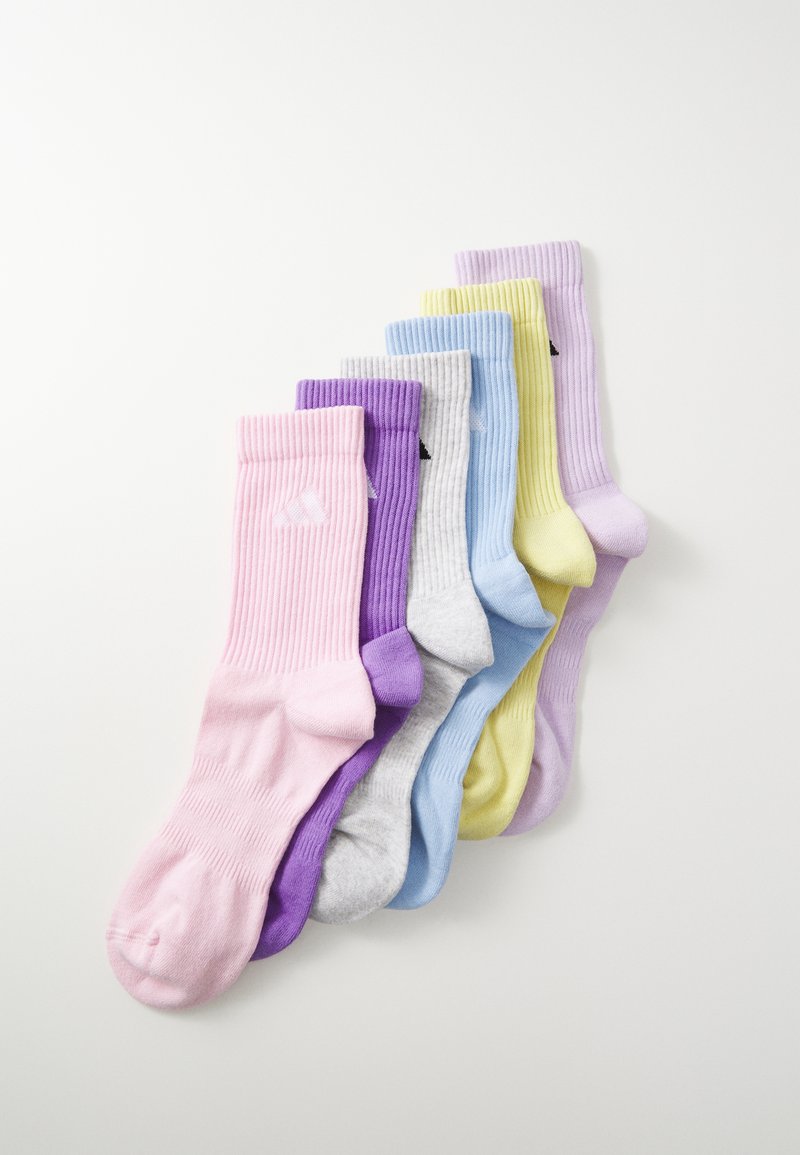Calcetines acanalados en colores variados: rosa, púrpura, gris, azul claro, amarillo y lavanda. Cada calcetín presenta un logo en contraste en el puño.