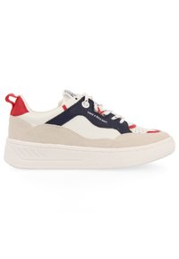 Zapatillas bajas en blanco, azul marino y rojo, con ante y cuero liso, suela texturizada y texto '¡QUE TENGAS UN BUEN DÍA!'