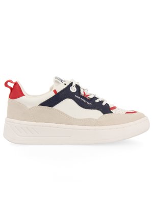 Zapatillas bajas en blanco, azul marino y rojo, con ante y cuero liso, suela texturizada y texto '¡QUE TENGAS UN BUEN DÍA!'