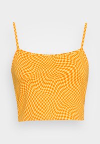 Top crop amarelo com alças finas, apresentando um padrão de tabuleiro de xadrez em espirais em diferentes tons de laranja e amarelo. Textura de tecido suave.