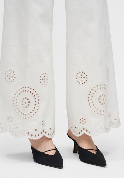 FRAME THE EYELET - Τζιν καμπάνα - white