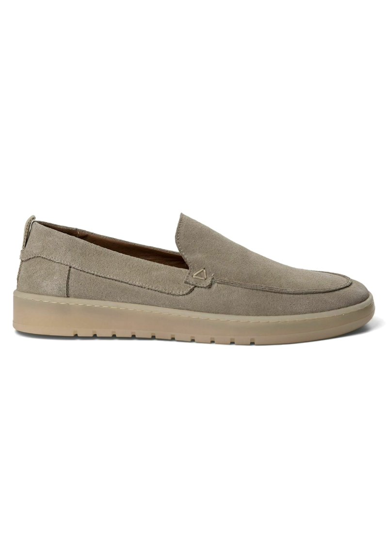 Bequeme Slipper aus hellgrauem Wildleder mit runder Zehenform, niedriger Plattformsohle und dezenten Steppnähten. Keine sichtbaren Beschläge oder Verzierungen.