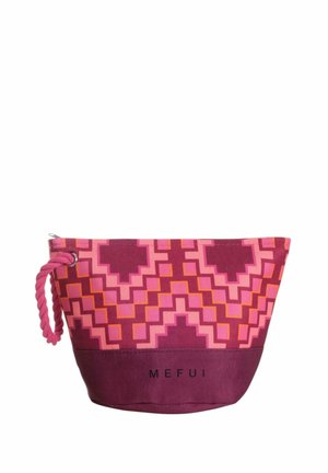 Borsetta in tessuto colorato con un motivo geometrico in tonalità di rosa, viola e arancione; presenta una maniglia a corda ed è contrassegnata con "MEFUI."