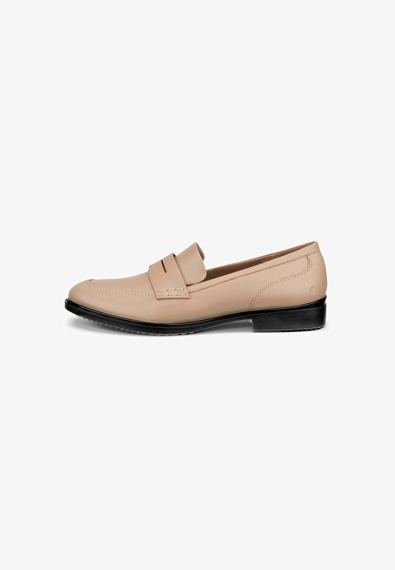 Beige Lederloafers mit einer runden Zehenform, dekorativem Riemen und schwarzer Gummisohle. Glatte Textur mit Nahtakzenten entlang der Seiten.