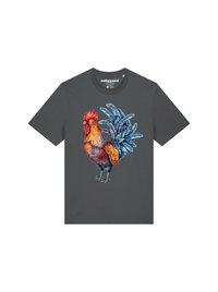 Grijze T-shirt met een kleurrijke afbeelding van een haan met gedetailleerde pluispatronen in oranje, blauw en rode tinten. Korte mouwen, ronde hals.