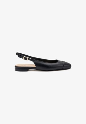 Zapato plano negro de piel con tirante trasero, punta redondeada y sutil detalle de plisado, que presenta un tacón bajo y una correa ajustable con hebilla.