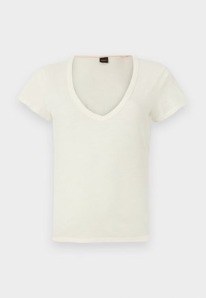 Balta T-krekls ar īsām piedurknēm un V-veida izgriezumu, iekšpusē pie apkakles ir melni oranža etiķete ar uzrakstu "BOSS", attēlots uz vienkārša gaiša fona.