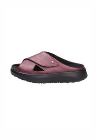 Sandale maroon à enfiler avec une tige en cuir texturé, bout ouvert et sangle réglable. Semelle en caoutchouc noire avec un léger plateau.