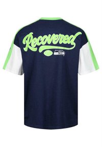 Marineblauw t-shirt met witte en groene accenten, gekenmerkt door de tekst "Recovered" in grote groene letters op de achterkant, inclusief een logo-detail van de Seahawks.