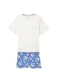 Camiseta corta de manga blanca con un detalle impreso, combinada con pantalones cortos azules decorados con patrones florales blancos. Tejido suave, diseño casual.