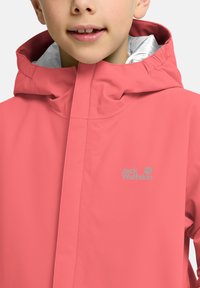 Hellrosajacke mit Kapuze, wasserdicht, mit silberner Innenseite und einem Logo auf der Brust. Glatte Textur und einfaches Design.