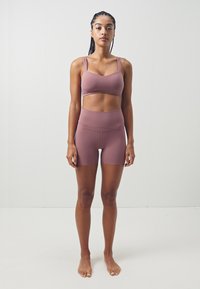 Nike Performance ZENVY STRAPPY - Sports-BH-er med lett støtte - smokey mauve/white