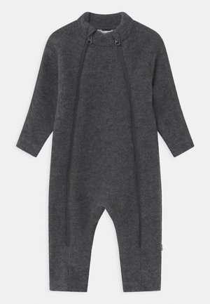 Ciemnoszary, niemowlęcy kombinezon z długim rękawem, z dwoma przednimi suwakami biegnącymi od szyi do nóg, wykonany z miękkiej, teksturowanej tkaniny.