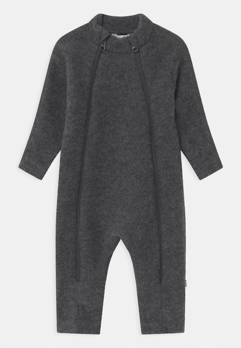 Combinaison pour bébé à manches longues de couleur gris foncé, avec deux fermetures éclair à l'avant allant du cou jusqu'aux jambes, conçue en tissu doux et texturé.