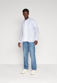 Tommy Hilfiger FLEX MINI PRINT - Camicia - cloudy blue/blue ceramics