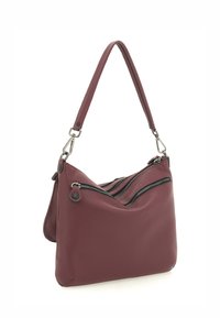 Borsa a tracolla in pelle bordeaux con finitura texturizzata, dotata di tre scomparti con cerniera e una singola tracolla regolabile.