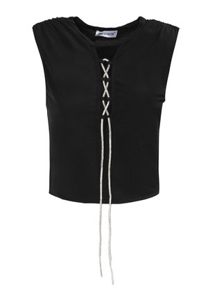 Cropped top nero con scollo rotondo, maniche corte e chiusura con lacci sul davanti in cordini argentati. Il materiale è liscio con una leggera lucentezza.