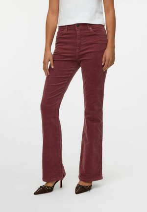 Bordeauxkleurige corduroy flared jeans met een aansluitende taille, vijf zakken en een zachte textuur, gecombineerd met bruine pumps met een spitse neus.