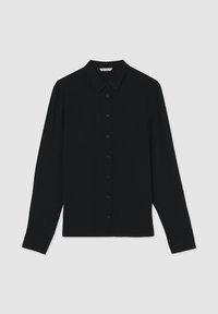 Camicia nera a maniche lunghe con bottoni, colletto, sette bottoni frontali e polsini semplici su uno sfondo grigio chiaro neutro.