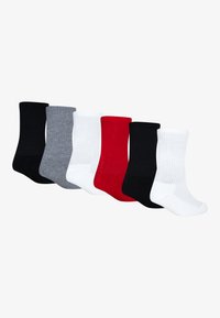 Six paires de chaussettes côtelées en noir, gris, blanc et rouge. Chaque paire est d'une couleur unie et d'une longueur mi-mollet.