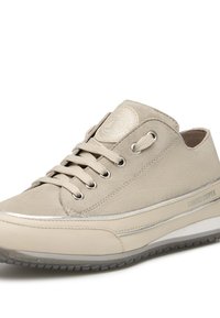 Sneaker in suede beige con design lace-up, dettagli metallici e punta testurizzata. Presenta un'etichetta con logo sulla linguetta e una suola in gomma.
