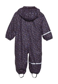 Fialový nepromokavý overal s květinovým vzorem, elastickou kapucí a manžetami, reflexními pruhy a nastavitelnými poutky na nohy.