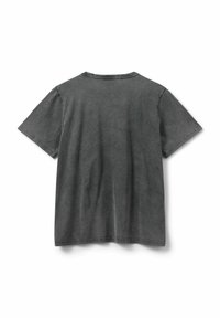 T-shirt in cotone grigio ardesia con maniche corte, scollo rotondo e una texture leggermente sbiadita. La vista da dietro mostra dettagli di cucitura minimi.