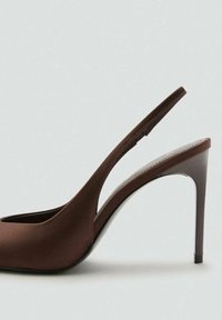 Escarpin marron à talon haut avec une texture lisse, un bout pointu et un talon fin. Présente un design découpé sur les côtés et une semelle brillante.