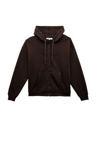 Brun zip-up hættetrøje lavet af blødt stof, med en frontlomme, snøre i hætten og ribbede manchetter og kant. Enkel og funktionel design.