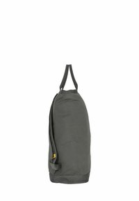 Grau Stofftasche mit runder Form, ausgestattet mit einem einzigen oberen Griff und einer seitlichen Reißverschlusstasche für einfachen Zugang. Strukturiertes, langlebiges Material.