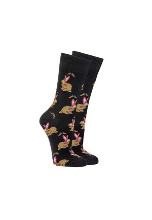 Schwarze Socken bis zur Mitte der Wade mit einem sich wiederholenden Muster aus braunen Hasen mit pinken Ohren und kleinen orangen Karotten.