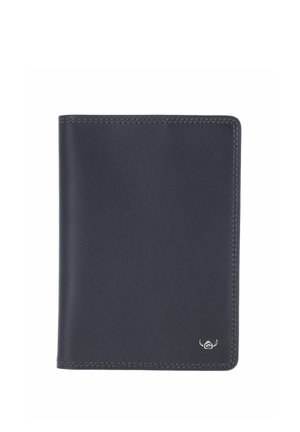 Portefeuille en cuir bleu foncé avec coutures apparentes et un petit emblème argenté avec cornes dans le coin inférieur droit, vue fermée.