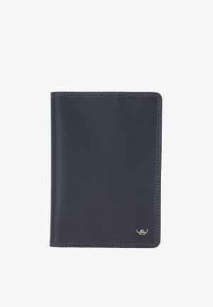 Portefeuille en cuir bleu foncé avec coutures apparentes et un petit emblème argenté avec cornes dans le coin inférieur droit, vue fermée.