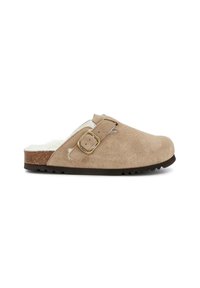Zoccolo in suede beige con fodera in pelliccia sintetica, dotato di una fibbia laterale e di una soletta in sughero texturizzato, su una suola in gomma nera.