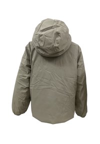 Giacca grigia chiara con cappuccio, dalla texture liscia e idrorepellente. Presenta una vestibilità rilassata e polsini arricciati, che evidenziano comfort e funzionalità.