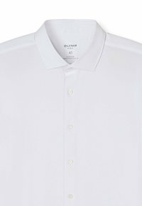 Weißes Hemd mit klassischem Kragen, super schmaler Passform und glattem Stoff. Mit fünf Knöpfen vorne und Markenlabel innen.